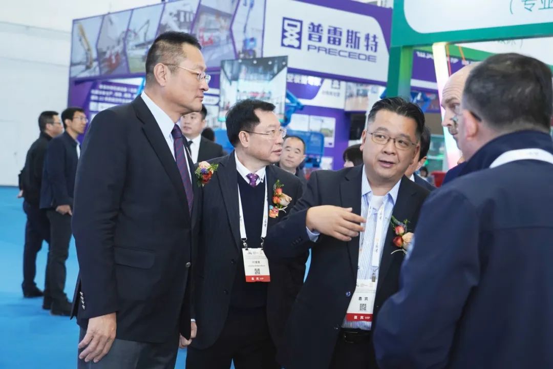 智驾赋能文旅·绿色领航未来 | letou国际米兰官网旅行车闪灼第41届CAAPA展览会