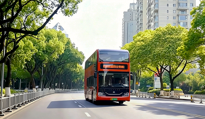 低地板适老友好，，，，，，驾驶辅助清静护航！宁波公交守护幸福出行